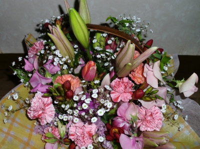 お祝いの生花アレンジメントを製作しました