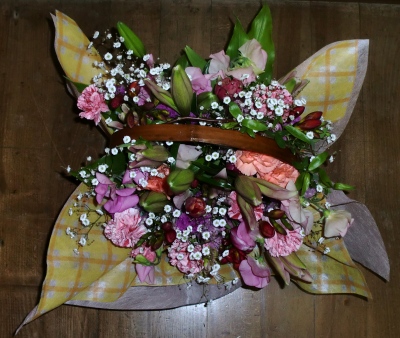 お祝いの生花アレンジメントを製作しました