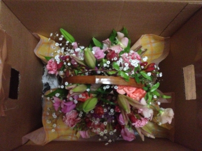 お祝いの生花アレンジメントを製作しました