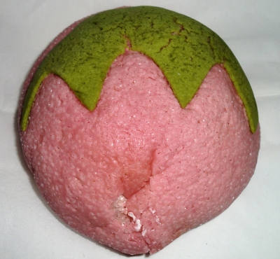 今日のおやつは「いちごみたいなメロンパン」でした