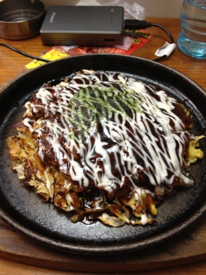 私が食べた生ビールと豚玉のお好み焼きです、本場だから超美味しかったです