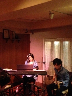 今回は平日に堺へ行って「すずきゆい」さんのライブを楽しみました