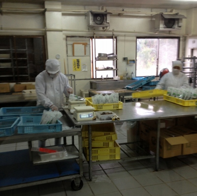 次の目的地は黒糖工場いっぱい試食しました