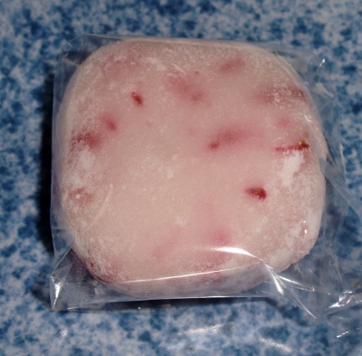 今日のおやつは「鹿児島の森三の雪いちご」でした