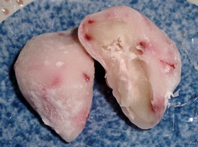 今日のおやつは「鹿児島の森三の雪いちご」でした