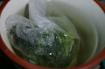 レモンの葉でお茶を作って飲みました
