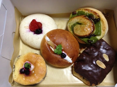 今日のおやつは「ブゥランジェリィ・アペのパン」でした