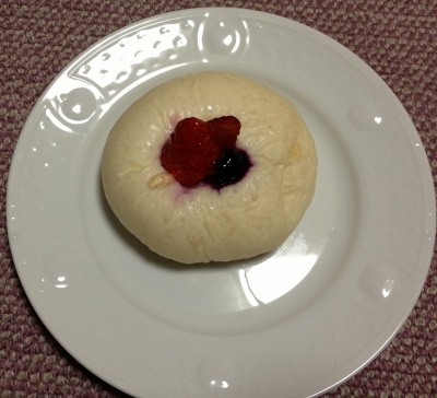 今日のおやつは「ブゥランジェリィ・アペのパン」でした