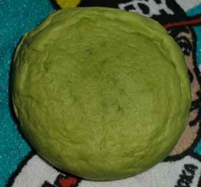 今日のおやつは「抹茶蒸しまんじゅう(小豆つぶあん)」でした