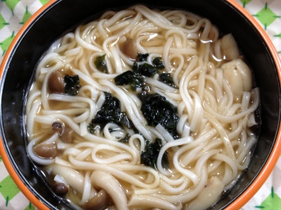 きのこを加えて煮込む生姜うどんを食べました
