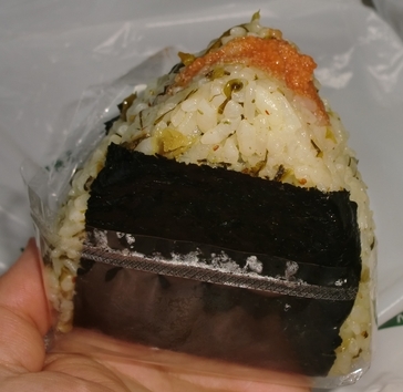ミニストップの手作りおにぎりの高菜明太子を食べました