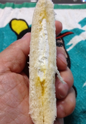 今日のおやつは「ランチパック(伊予柑&ホイップ)」でした