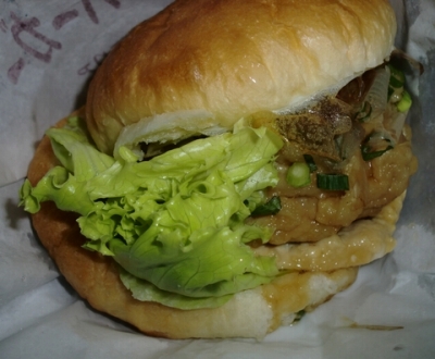 ご当地バーガーのうどんバーガーを食べました
