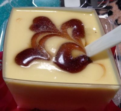 今日のおやつは「プレミアム四角いプリンのケーキ」でした
