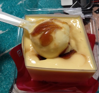 今日のおやつは「プレミアム四角いプリンのケーキ」でした