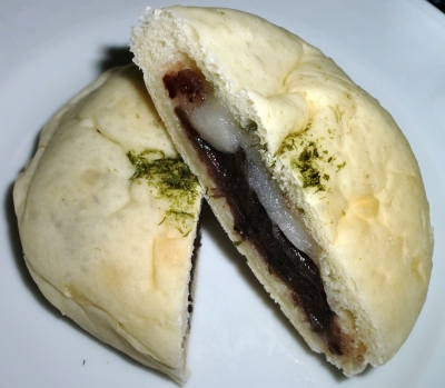 今日のおやつは「讃岐のあん餅雑煮風パン」でした