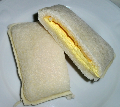 今日の朝ご飯は「ランチパック(ダブルマンゴークリーム)」