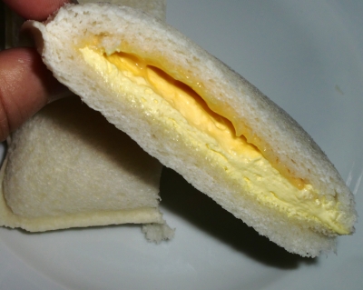 今日の朝ご飯は「ランチパック(ダブルマンゴークリーム)」