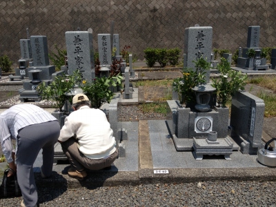 皮膚科の帰りにお墓参りに行きました