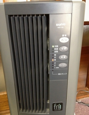 以前にマンションに住んでいた頃に買っていた冷風機で我慢中です