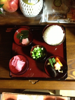 昨日はお坊さんにお参りしていただきました