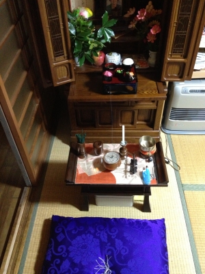 昨日はお坊さんにお参りしていただきました