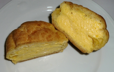 今日のおやつは「愛媛県産いよかんシュークリーム」でした!
