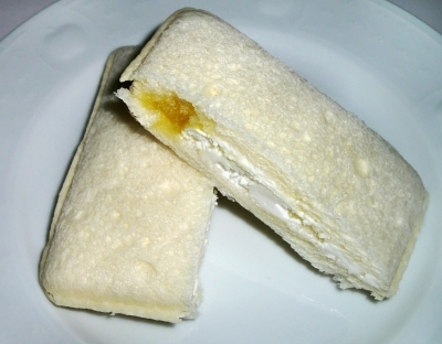 今日のおやつは「ランチパック(ニューサマーオレンジ&ホイップ)」でした