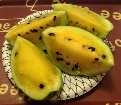 ベランダに出来たスイカを収穫して食べました