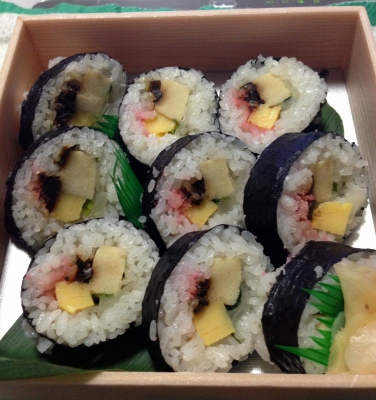 そしてお土産に巻き寿司をいただいて帰って来て食べました