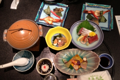 温泉旅館で料理を楽しみ、友達と出会いを楽しみました