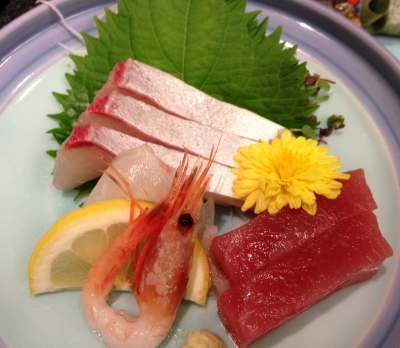 温泉旅館で料理を楽しみ、友達と出会いを楽しみました