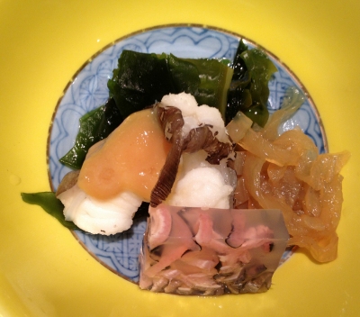 温泉旅館で料理を楽しみ、友達と出会いを楽しみました