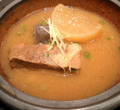 温泉旅館で料理を楽しみ、友達と出会いを楽しみました