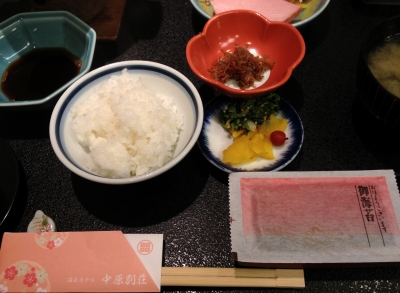 温泉旅館で料理を楽しみ、友達と出会いを楽しみました