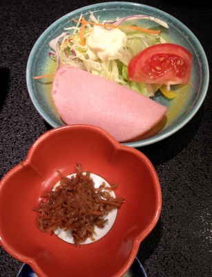 温泉旅館で料理を楽しみ、友達と出会いを楽しみました