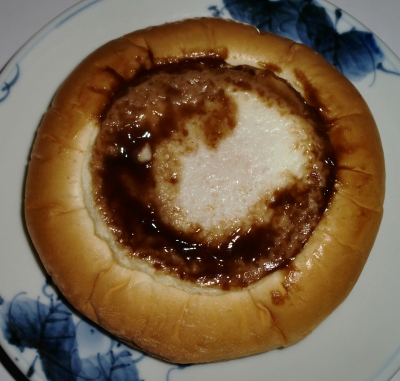 朝食で食べたのは「月見ハンバーグパン」でした