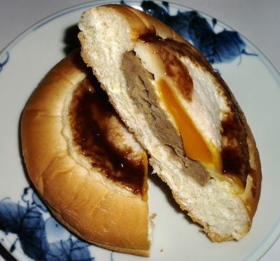 朝食で食べたのは「月見ハンバーグパン」でした
