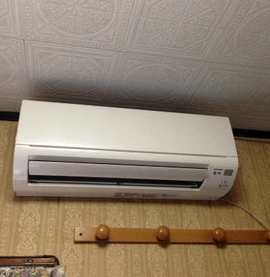 やっと夏が終わり始めた頃にエアコンが付きました