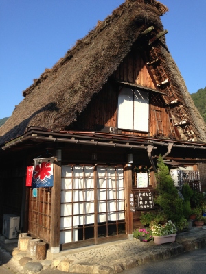 親父との2人旅の最初の目的地の白川郷へ行って来ました