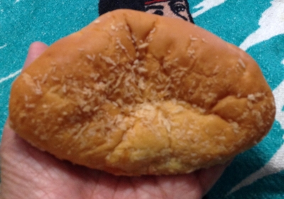 今日のおやつは「ふわふわ焼きカレーパン」でした