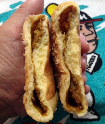 今日のおやつは「ふわふわ焼きカレーパン」でした