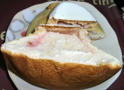 今日のおやつは「まるで山?パン」でした