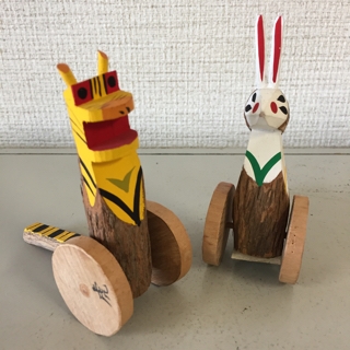 素朴なおもちゃ・杵島山の一刀彫 | 鈴を振りふり