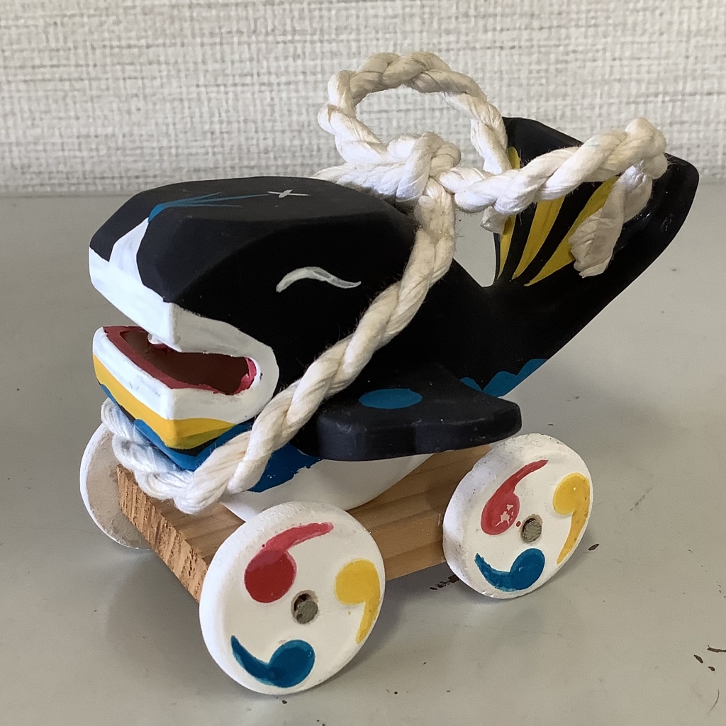 鯨の郷土玩具 | 鈴を振りふり