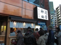 「達磨」のたい焼きを買う人々