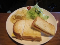 チェダーチーズと生ハムのサンドイッチ