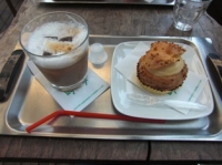 シュークリームとアイスカフェラテ