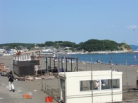 海の家を建設中
