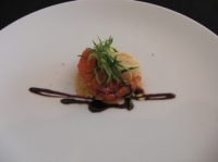 前菜はピンクグレープフルーツと魚介のカルパッチョ